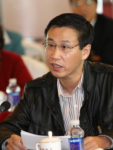 全國(guó)政協(xié)委員余爭(zhēng)平認(rèn)為,要促進(jìn)高等教育均衡和諧發(fā)展,西部地區(qū)高等教育有很大發(fā)展空間,國(guó)家要逐步擴(kuò)大西部地區(qū)高等教育辦學(xué)規(guī)模、加大投入。新華社記者 龐興雷 攝