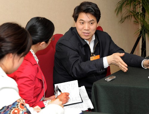 全國(guó)政協(xié)委員、中國(guó)氣象局局長(zhǎng)鄭國(guó)光在接受采訪時(shí)說(shuō),北京奧運(yùn)會(huì)開(kāi)幕式的當(dāng)天晚上,能夠影響開(kāi)幕式的天氣出現(xiàn)的概率不到百分之十,除非有極端的天氣事件,“我們的開(kāi)幕式會(huì)有一個(gè)好天氣的,我希望也這樣。” 新華社記者宋振平攝
