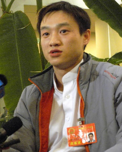 來(lái)自湖北的全國(guó)人大代表?xiàng)钔谡劦郊磳⒌絹?lái)的北京奧運(yùn)會(huì)時(shí)說(shuō):“我一直以平常心對(duì)待我的體操事業(yè),但作為運(yùn)動(dòng)員,在奧運(yùn)會(huì)上拿金牌是終極目標(biāo)。” 新華社記者 李柯勇 攝