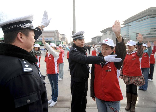 3月2日,北京市公安局公安交通管理局西城交通支隊的民警在給奧運會社會志愿者講解交通指揮手勢。3月2日至3月18日期間,北京奧運會志愿者工作協(xié)調(diào)小組辦公室、北京市交通安全委員會辦公室等部門將聯(lián)合開展“北京奧運會社會志愿者‘兩會’期間服務(wù)活動”,在全市廣泛開展城市交通運行、社區(qū)治安巡邏、社區(qū)扶殘助困等志愿服務(wù)活動,為“兩會”的勝利召開營造良好的社會氛圍。 新華社記者 羅曉光 攝