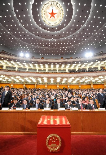 3月16日,十一屆全國(guó)人大一次會(huì)議在北京人民大會(huì)堂舉行第六次全體會(huì)議。決定國(guó)務(wù)院總理人選;決定中華人民共和國(guó)中央軍事委員會(huì)副主席、委員人選;選舉最高人民法院院長(zhǎng);選舉最高人民檢察院檢察長(zhǎng)。這是大會(huì)會(huì)場(chǎng)。 新華社記者高潔攝