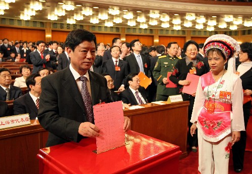 3月16日,十一屆全國(guó)人大一次會(huì)議在北京人民大會(huì)堂舉行第六次全體會(huì)議。決定國(guó)務(wù)院總理人選;決定中華人民共和國(guó)中央軍事委員會(huì)副主席、委員人選;選舉最高人民法院院長(zhǎng);選舉最高人民檢察院檢察長(zhǎng)。這是代表在投票。 新華社記者姚大偉攝