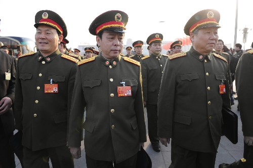 3月5日,解放軍代表團(tuán)抵達(dá)天安門(mén)廣場(chǎng)。 3月5日9時(shí),第十一屆全國(guó)人民代表大會(huì)第一次會(huì)議將在北京人民大會(huì)堂開(kāi)幕。 新華社記者 朱祥 攝
