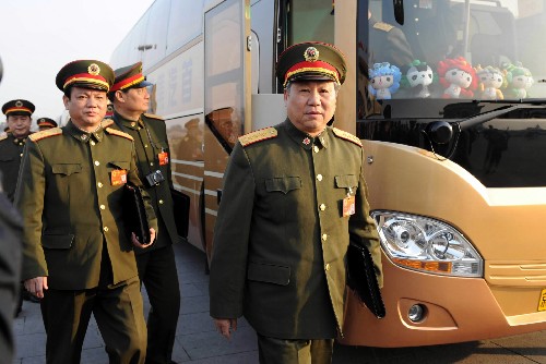 3月5日,解放軍代表團(tuán)抵達(dá)天安門(mén)廣場(chǎng)。 3月5日9時(shí),第十一屆全國(guó)人民代表大會(huì)第一次會(huì)議將在北京人民大會(huì)堂開(kāi)幕。 新華社記者 朱祥 攝