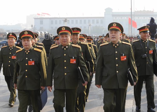 3月5日,解放軍代表團(tuán)抵達(dá)天安門(mén)廣場(chǎng)。 新華社記者 宋振平 攝