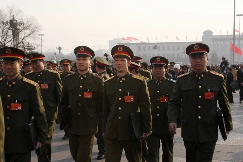 3月5日,解放軍代表走向人民大會(huì)堂。 新華社記者 王建民攝