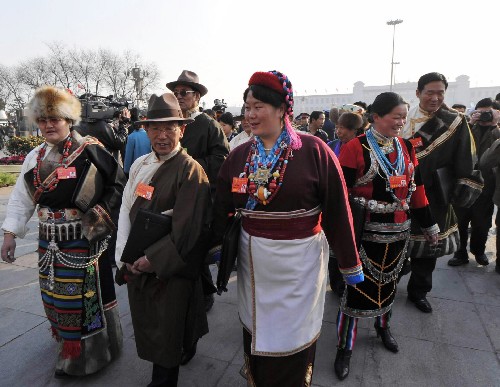 3月5日,幾位少數(shù)民族代表走向人民大會(huì)堂。 新華社記者 宋振平 攝