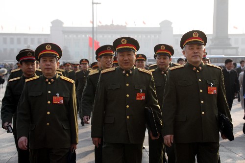 3月5日,解放軍代表走向人民大會(huì)堂。 新華社記者 王建民 攝