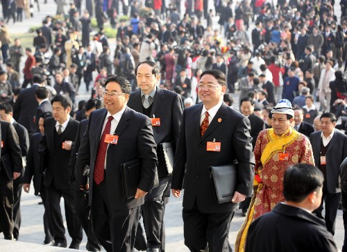 3月5日,代表們走向人民大會(huì)堂。 新華社記者 王建民 攝