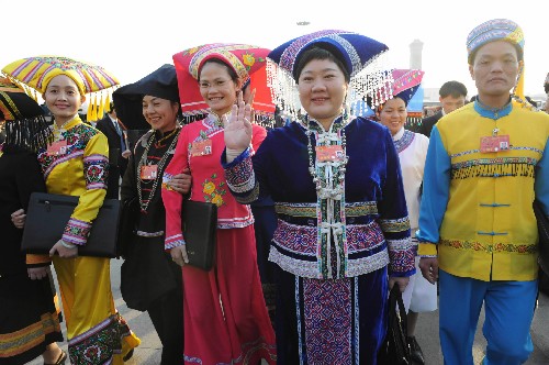 3月5日,幾位少數(shù)民族代表走向人民大會(huì)堂。 新華社記者 朱祥 攝