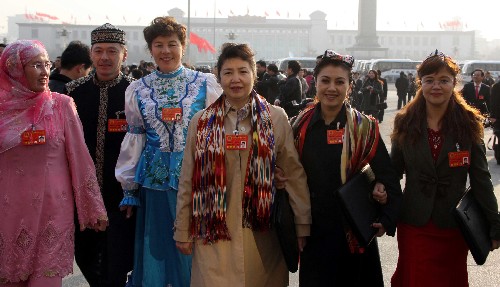 3月5日, 代表們走向人民大會堂。3月5日,第十一屆全國人民代表大會第一次會議在北京人民大會堂開幕。 新華社記者 王建民 攝