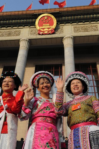 3月5日,少數(shù)民族代表在人民大會堂前揮手致意。 3月5日,第十一屆全國人民代表大會第一次會議在北京人民大會堂開幕。 新華社記者 朱祥 攝