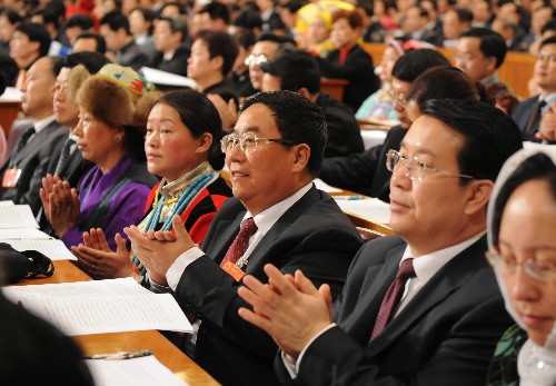 3月5日,第十一屆全國人民代表大會第一次會議在北京人民大會堂開幕。這是代表在熱烈鼓掌。 新華社記者李學(xué)仁 攝