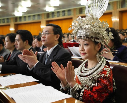 3月5日,第十一屆全國人民代表大會第一次會議在北京人民大會堂開幕。這是代表在鼓掌。 新華社記者 劉衛(wèi)兵 攝