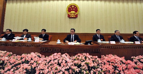 3月15日,十一屆全國人大一次會議主席團在北京人民大會堂舉行第五次會議。主席團常務(wù)主席吳邦國主持會議。 新華社記者 樊如鈞 攝