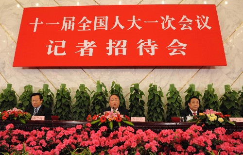 3月11日,十一屆全國人大一次會議在北京人民大會堂舉行記者招待會,國家發(fā)展和改革委員會副主任解振華、國家環(huán)境保護(hù)總局副局長張力軍,就環(huán)境資源和節(jié)能減排問題答記者問。 新華社記者 楊宗友 攝