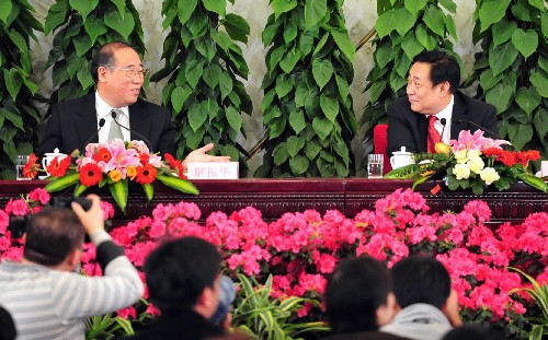 3月11日,十一屆全國人大一次會議在北京人民大會堂舉行記者招待會,國家發(fā)展和改革委員會副主任解振華(左)、國家環(huán)境保護(hù)總局副局長張力軍(右),就環(huán)境資源和節(jié)能減排問題答記者問。 新華社記者 劉泉龍 攝