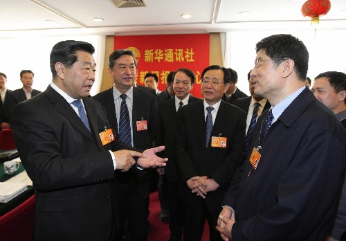 3月9日,中共中央政治局常委、全國(guó)政協(xié)十一屆一次會(huì)議主席團(tuán)會(huì)議主持人賈慶林看望正在北京人民大會(huì)堂進(jìn)行兩會(huì)新聞報(bào)道的中央主要新聞單位的新聞工作者。這是賈慶林在新華社兩會(huì)新聞報(bào)道中心看望新華社采編人員。 新華社記者 龐興雷 攝