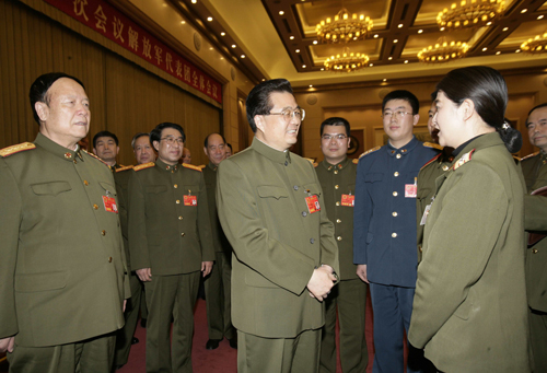 3月10日,中共中央總書記、國家主席、中央軍委主席胡錦濤出席十一屆全國人大一次會議解放軍代表團全體會議,并發(fā)表重要講話。會議結(jié)束時,胡錦濤等軍委領(lǐng)導同志會見了來自基層和一線專業(yè)技術(shù)崗位的部分軍隊人大代表,并與他們進行了親切交談。 新華社記者王建民攝