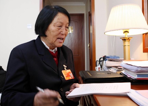我國是一個(gè)多民族國家,各族人民共同當(dāng)家作主、共商治國大計(jì)。在十一屆全國人大一次會(huì)議上,411名少數(shù)民族代表占代表總數(shù)的13.76%,全國55個(gè)少數(shù)民族都有本民族的代表,他們與漢族同胞一起履行著人民代表的神圣職責(zé)。 這是來自山西的全國人大代表申紀(jì)蘭(漢族)在整理自己將提出的建議。 新華社記者劉衛(wèi)兵攝