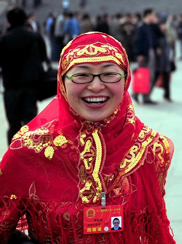我國是一個(gè)多民族國家,各族人民共同當(dāng)家作主、共商治國大計(jì)。在十一屆全國人大一次會(huì)議上,411名少數(shù)民族代表占代表總數(shù)的13.76%,全國55個(gè)少數(shù)民族都有本民族的代表,他們與漢族同胞一起履行著人民代表的神圣職責(zé)。 這是來自甘肅的全國人大代表畢紅珍(回族)在北京人民大會(huì)堂前。 新華社記者劉泉龍攝