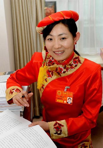 我國是一個(gè)多民族國家,各族人民共同當(dāng)家作主、共商治國大計(jì)。在十一屆全國人大一次會(huì)議上,411名少數(shù)民族代表占代表總數(shù)的13.76%,全國55個(gè)少數(shù)民族都有本民族的代表,他們與漢族同胞一起履行著人民代表的神圣職責(zé)。 這是來自甘肅的全國人大代表馬含嵐(東鄉(xiāng)族)。 新華社記者朱祥攝