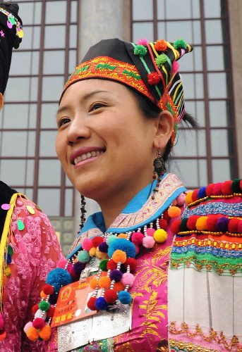 我國是一個多民族國家,各族人民共同當(dāng)家作主、共商治國大計(jì)。在十一屆全國人大一次會議上,411名少數(shù)民族代表占代表總數(shù)的13.76%,全國55個少數(shù)民族都有本民族的代表,他們與漢族同胞一起履行著人民代表的神圣職責(zé)。 這是來自云南的楊艷代表(德昂族)在北京人民大會堂前。 新華社記者楊宗友攝