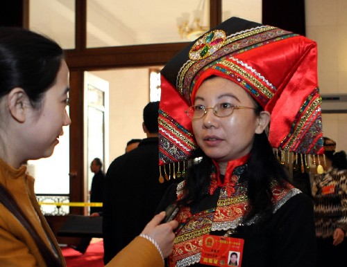 我國是一個多民族國家,各族人民共同當(dāng)家作主、共商治國大計(jì)。在十一屆全國人大一次會議上,411名少數(shù)民族代表占代表總數(shù)的13.76%,全國55個少數(shù)民族都有本民族的代表,他們與漢族同胞一起履行著人民代表的神圣職責(zé)。 這是來自廣西的全國人大代表覃建寧(壯族)在北京人民大會堂接受記者采訪。 新華社記者劉衛(wèi)兵攝