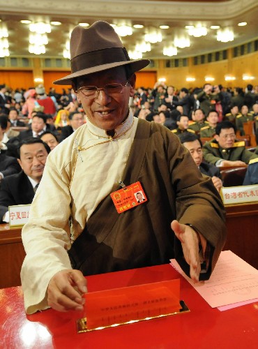 我國是一個多民族國家,各族人民共同當(dāng)家作主、共商治國大計(jì)。在十一屆全國人大一次會議上,411名少數(shù)民族代表占代表總數(shù)的13.76%,全國55個少數(shù)民族都有本民族的代表,他們與漢族同胞一起履行著人民代表的神圣職責(zé)。 這是來自西藏的全國人大代表新雜·單增曲扎(藏族)在十一屆全國人大一次會議第五次全體會議上投票。 新華社記者馬占成攝