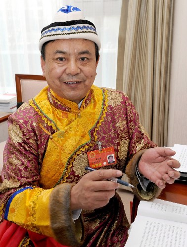 我國是一個多民族國家,各族人民共同當(dāng)家作主、共商治國大計(jì)。在十一屆全國人大一次會議上,411名少數(shù)民族代表占代表總數(shù)的13.76%,全國55個少數(shù)民族都有本民族的代表,他們與漢族同胞一起履行著人民代表的神圣職責(zé)。 這是來自甘肅的全國人大代表安國鋒(裕固族)在駐地修改即將提交的建議。 新華社記者朱祥攝