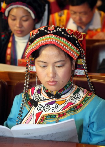 我國是一個多民族國家,各族人民共同當(dāng)家作主、共商治國大計(jì)。在十一屆全國人大一次會議上,411名少數(shù)民族代表占代表總數(shù)的13.76%,全國55個少數(shù)民族都有本民族的代表,他們與漢族同胞一起履行著人民代表的神圣職責(zé)。 這是來自貴州的全國人大代表陳萍(彝族)在十一屆全國人大一次會議開幕會上。 新華社記者王建民攝