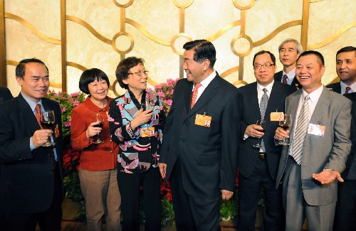 3月13日,全國政協(xié)辦公廳、中共中央統(tǒng)戰(zhàn)部在北京釣魚臺國賓館舉行招待會,招待參加全國政協(xié)十一屆一次會議的港澳地區(qū)全國政協(xié)委員。中共中央政治局常委、全國政協(xié)主席賈慶林出席并致辭。 新華社記者黃敬文攝