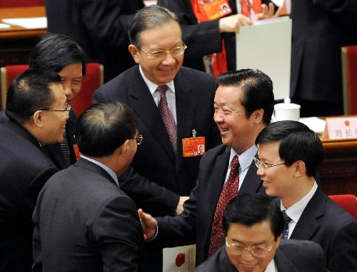 3月16日,十一屆全國(guó)人大一次會(huì)議在北京人民大會(huì)堂舉行第六次全體會(huì)議。決定國(guó)務(wù)院總理人選;決定中華人民共和國(guó)中央軍事委員會(huì)副主席、委員人選;選舉最高人民法院院長(zhǎng);選舉最高人民檢察院檢察長(zhǎng)。王勝?。ê笥叶┊?dāng)選為最高人民法院院長(zhǎng)。 新華社記者王建華攝