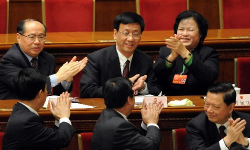 3月16日,十一屆全國(guó)人大一次會(huì)議在北京人民大會(huì)堂舉行第六次全體會(huì)議。決定國(guó)務(wù)院總理人選;決定中華人民共和國(guó)中央軍事委員會(huì)副主席、委員人選;選舉最高人民法院院長(zhǎng);選舉最高人民檢察院檢察長(zhǎng)。曹建明(后排中)當(dāng)選為最高人民檢察院檢察長(zhǎng)。 新華社記者王建華攝
