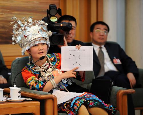 3月6日,來自重慶的全國人大代表李小燕在審議政府工作報告。在十一屆全國人大二次會議和全國政協(xié)十一屆二次會議上,女代表女委員以她們的智慧和細膩認真地履行職責、參政議政,用熱忱和真誠回報人民對她們的信任和厚愛,展現(xiàn)了女性獨特的風采。 新華社記者 劉建生 攝
