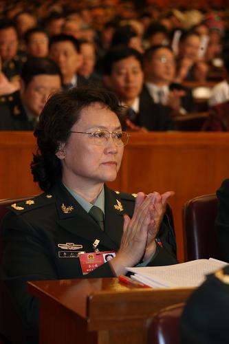 3月5日,全國人大代表李小鷹在十一屆全國人大二次會議開幕會上。在十一屆全國人大二次會議和全國政協(xié)十一屆二次會議上,女代表女委員以她們的智慧和細膩認真地履行職責、參政議政,用熱忱和真誠回報人民對她們的信任和厚愛,展現(xiàn)了女性獨特的風采。 新華社記者 王建民 攝