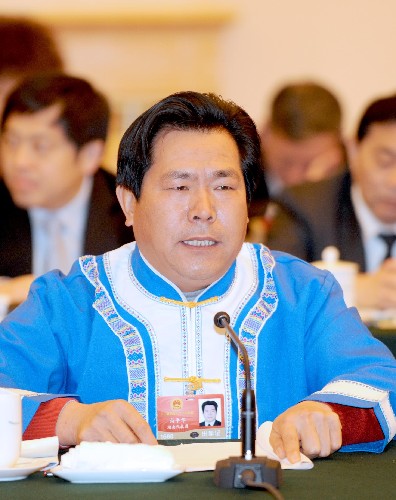 全國人大代表、湖南省慈利縣零溪鎮(zhèn)象鼻嘴村村委會主任向平華(土家族)說,要加強(qiáng)農(nóng)村精神文明和物質(zhì)文明建設(shè),為農(nóng)民增收創(chuàng)造條件。要充分利用返鄉(xiāng)農(nóng)民工帶回來的新思想、新思路,讓他們?yōu)榻ㄔO(shè)家鄉(xiāng)作出更大貢獻(xiàn)。新華社記者 馬占成 攝