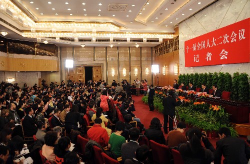 3月6日,十一屆全國人大二次會議舉行記者會,國家發(fā)展和改革委員會主任張平、財政部部長謝旭人、中國人民銀行行長周小川就應(yīng)對國際金融危機(jī)、保持經(jīng)濟(jì)平穩(wěn)較快發(fā)展答記者問。 新華社記者 饒愛民 攝