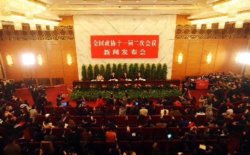 3月2日,全國(guó)政協(xié)十一屆二次會(huì)議新聞發(fā)布會(huì)在北京人民大會(huì)堂舉行。大會(huì)發(fā)言人趙啟正介紹會(huì)議有關(guān)情況并回答中外記者提問。 新華社記者李濤攝