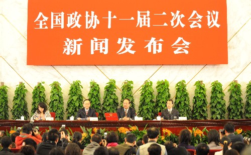 3月2日,全國(guó)政協(xié)十一屆二次會(huì)議新聞發(fā)布會(huì)在北京人民大會(huì)堂舉行。大會(huì)發(fā)言人趙啟正介紹會(huì)議有關(guān)情況并回答中外記者提問。 新華社記者謝環(huán)馳攝