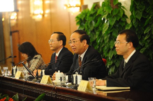 3月2日,全國(guó)政協(xié)十一屆二次會(huì)議新聞發(fā)布會(huì)在北京人民大會(huì)堂舉行。大會(huì)發(fā)言人趙啟正(右二)介紹會(huì)議有關(guān)情況并回答中外記者提問。 新華社記者李濤攝
