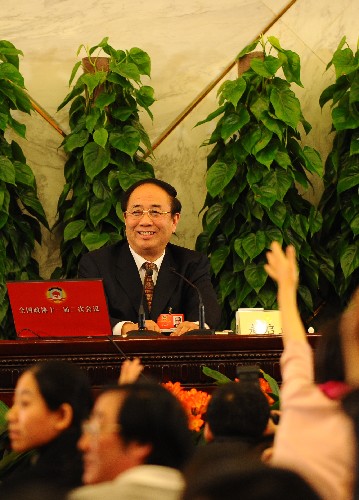 3月2日,全國(guó)政協(xié)十一屆二次會(huì)議新聞發(fā)布會(huì)在北京人民大會(huì)堂舉行。大會(huì)發(fā)言人趙啟正介紹會(huì)議有關(guān)情況并回答中外記者提問。 新華社記者李濤攝
