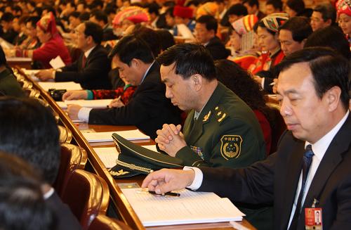3月5日,第十一屆全國(guó)人民代表大會(huì)第二次會(huì)議在北京人民大會(huì)堂開幕。這是代表在認(rèn)真聽會(huì)。 新華社記者 王建民 攝