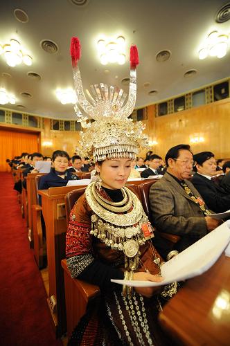 3月5日,第十一屆全國(guó)人民代表大會(huì)第二次會(huì)議在北京人民大會(huì)堂開幕。這是代表在認(rèn)真聽會(huì)。 新華社記者 劉建生 攝