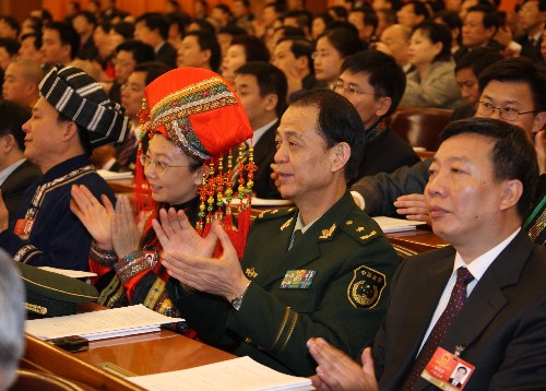 3月5日,第十一屆全國(guó)人民代表大會(huì)第二次會(huì)議在北京人民大會(huì)堂開幕。這是代表在認(rèn)真聽會(huì)。 新華社記者王建民攝