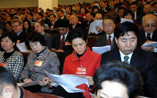 3月5日,第十一屆全國(guó)人民代表大會(huì)第二次會(huì)議在北京人民大會(huì)堂開幕。出席全國(guó)政協(xié)十一屆二次會(huì)議的政協(xié)委員列席大會(huì)。 新華社記者 尹棟遜攝
