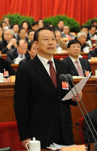 3月9日,全國政協(xié)十一屆二次會議在北京人民大會堂舉行第四次全體會議。杜青林主持會議。新華社記者 李學(xué)仁 攝