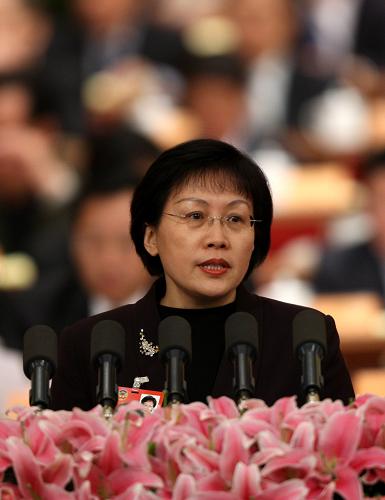3月9日,全國政協(xié)十一屆二次會議在北京人民大會堂舉行第四次全體會議。這是甄貞委員代表全國政協(xié)社會和法制委員會作《實(shí)行分類管理 促進(jìn)法官檢察官隊(duì)伍建設(shè)》的發(fā)言。 新華社記者 姚大偉 攝