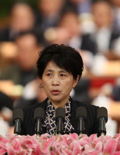 3月9日,全國政協(xié)十一屆二次會議在北京人民大會堂舉行第四次全體會議。這是李冬玉委員作《加快推進(jìn)征地制度改革》的發(fā)言。 新華社記者 姚大偉 攝