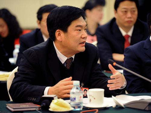來自河南的全國人大代表陳建生提出,實(shí)現(xiàn)我國煤炭工業(yè)的可持續(xù)發(fā)展,應(yīng)加快關(guān)鍵技術(shù)研究和攻關(guān),推廣先進(jìn)技術(shù),保障煤礦安全生產(chǎn)。新華社記者 朱祥 攝